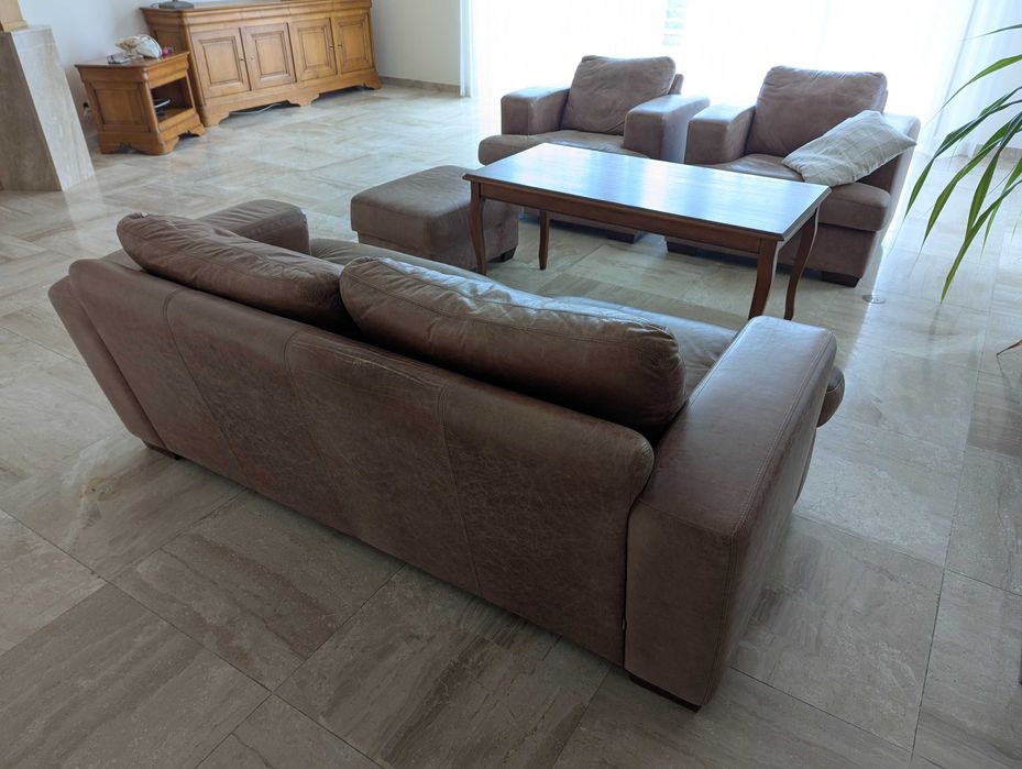 Skórzany komplet wypoczynkowy: kanapa + dwa fotele (pufa gratis)