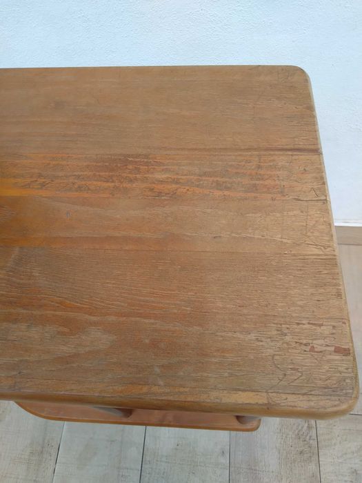 Mesa de apoio com rodas