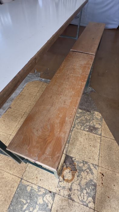 Conjunto de mesa e bancos