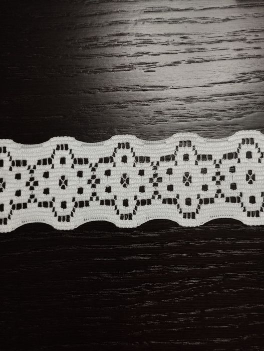 Wstawka biała ozdobna szer 6 cm. 15 metrów.