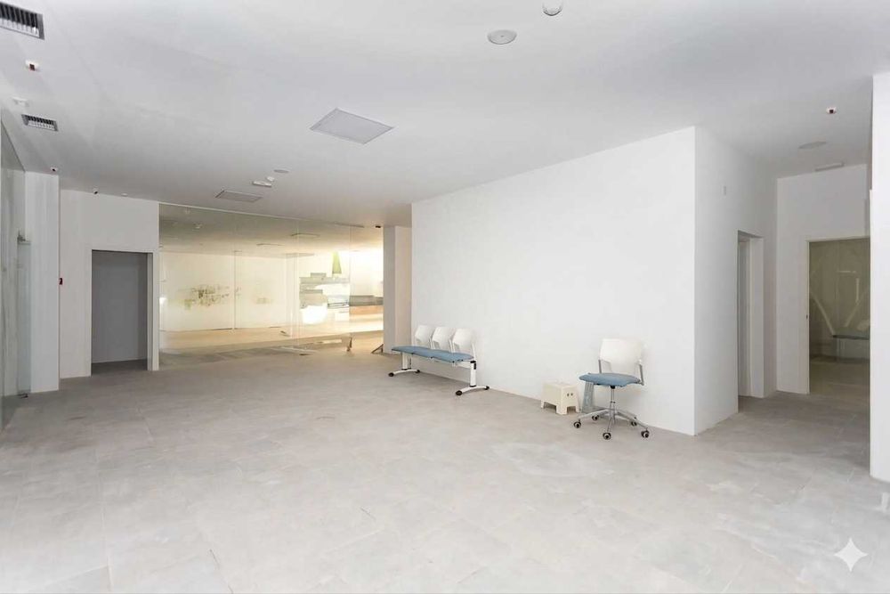 ALUGA-SE Espaco Comercial renovado 600 m2 open Space Massama