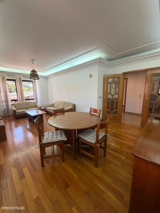 Furnished T1 Apartment with 70 m² and Garage near Laranjeiras Metro Station