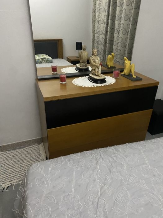 Mobilia quarto casal com mesinhas com guarda fatos de portas correr mais comoda e colchao estrado. Completa como nova