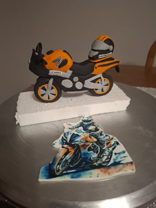 Motor na tort z masy cukrowej