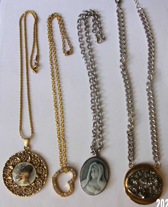 Colares- Vários em metal dourado ou prateado