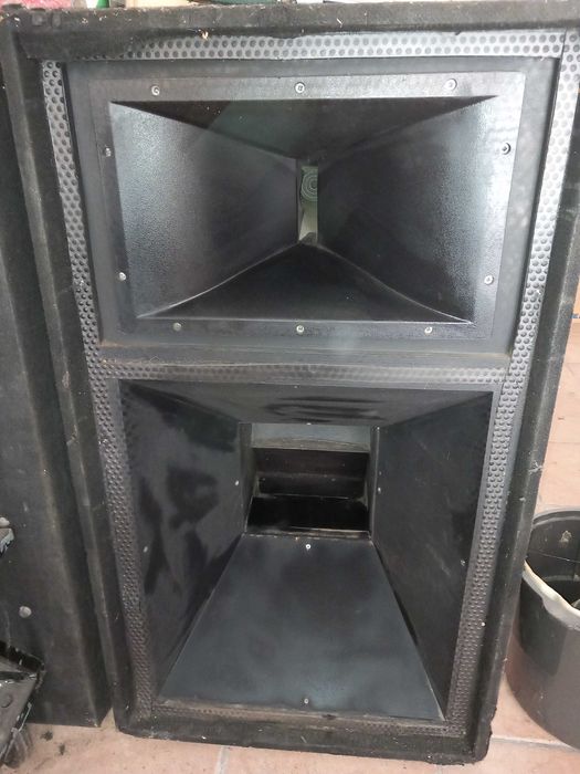 Vendo 2 Tops com altifalantes RCF L100P com 1200w rms cada uma.