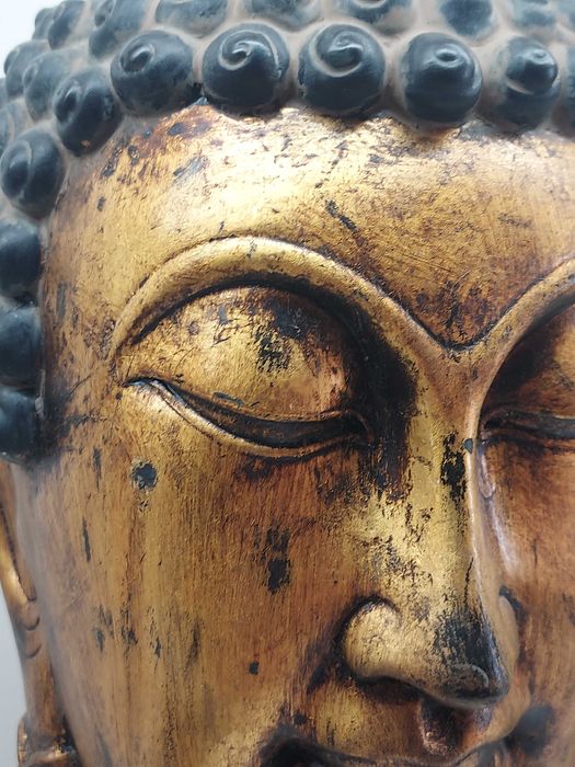 Rosto de Buda em gesso pintado