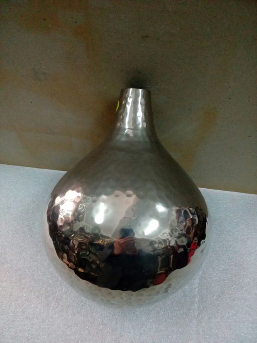 Jarra em metal trabalhada à mão modelo tipo garrafão raro