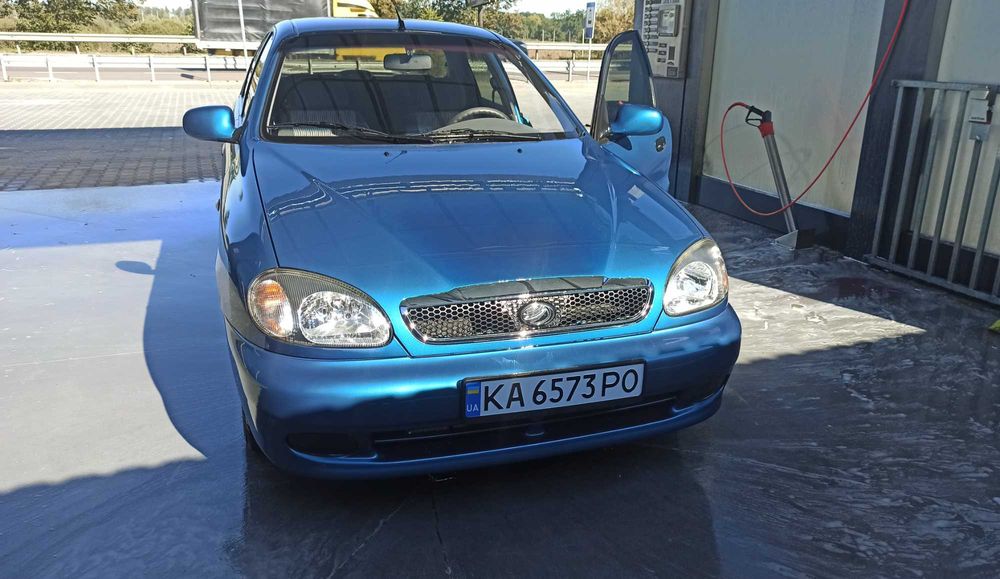 Сенс з рідним пробігом, в практично новому стані, повністю готовий до експлуатації. Виправив єдині недоліки по техніці, замінив опорні підшипники на підсилені fso sport (аналог sevi) тому що в рідних від часу з'явились тріщини на гумі, замінив прокладку піддона та мастило в двигуні, також промив систему охолодження. Більше в автомобілі нічого не мінялось. Іржі немає, все ціле. Працює як нове авто. Є нюанси по косметиці від перебування на парковці. Автомобіль на бензині, газ не ставився, але тип палива вказаний - газ/бензин.
Торг відсутній.
