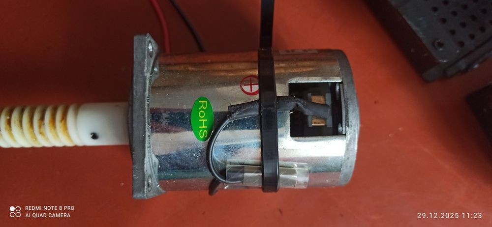 Електро двигатель на 12v1800 обор/с.