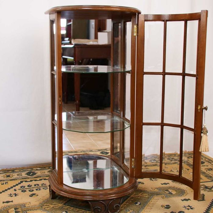 Vitrine em formato de meia-lua em madeira