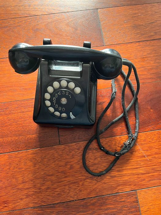 Stary, czarny telefon RWT