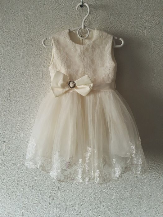 Нарядное пышное молочное платье