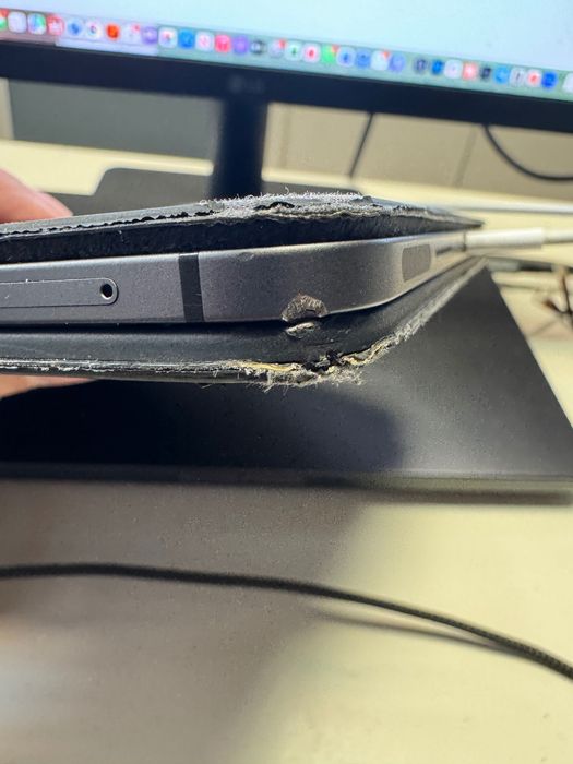 ipad Pro M1 11 Inch 128GB + Cellular with a defect and Magic Keyboard