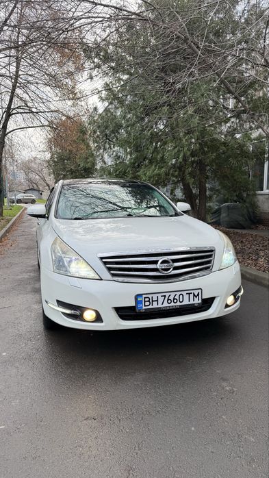 Авто в максимальній комплектації.
Все працює без зайвих проблем.
Комплектація:
Шкіряний салон
Клімат-контроль
Підігрів сидінь
Люк
Безключовий доступ
Круїз-контроль
Мультируль
Камера заднього виду
Навигація
3 комплекта ключів ! 
Сів поїхав без жодних проблем
Машина місяць як після повного ТО, заміна олій у двигуні та коробці.
Є задня шторка, робоча. Управління кліматом та мультимедіями із заднього підлокітника (бізнес седан), в машині також є і працює передні та задні підігрів та вентиляція
Стоїть зимова резини ,  комплект літньої резини .