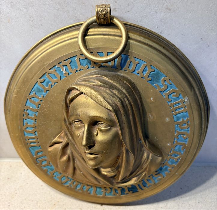 Grande antiga placa com imagem da N. S. de suspensão mural dourada