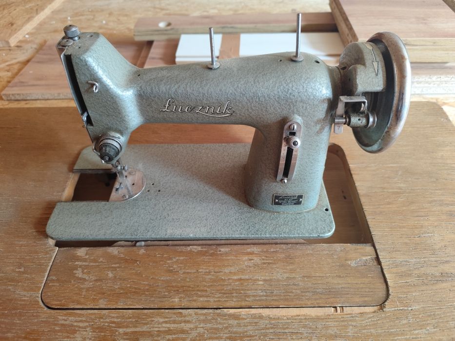 Zabytkowa maszyna do szycia Łucznik kl. 82 Radom PRL retro mebel