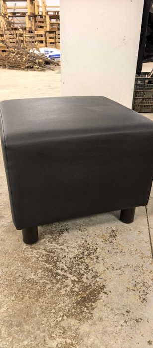 Puffs pretos com estrutura laminado