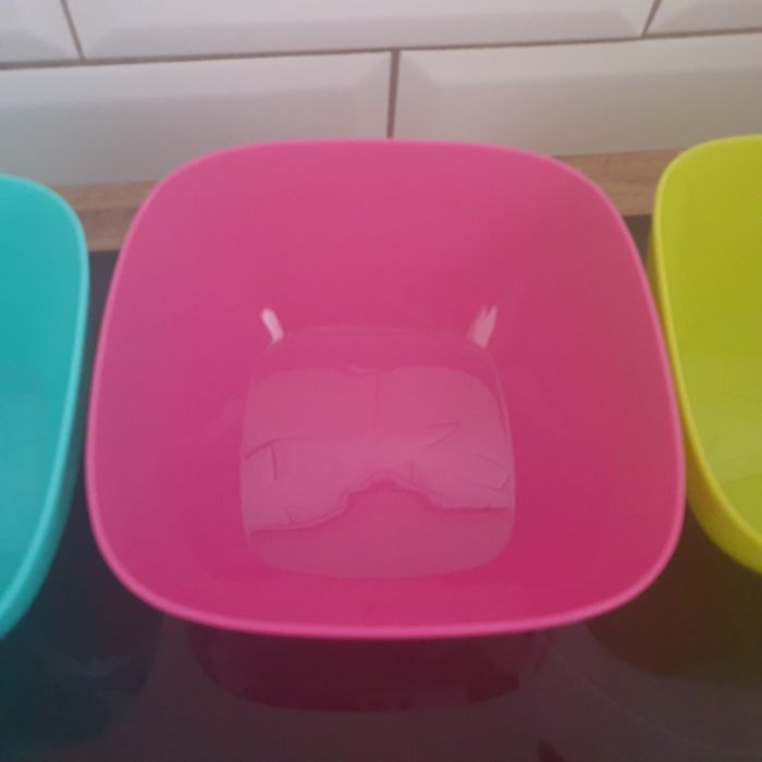 Nowe miseczki plastikowe do żywności
