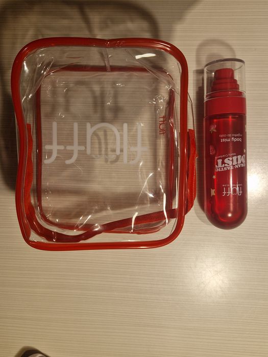 Mgiełka żurawina Fluff i kosmetyczka