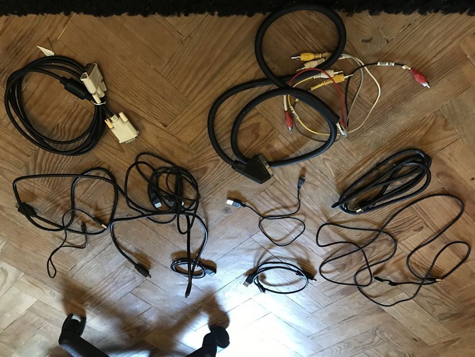 Varios cabos para computador