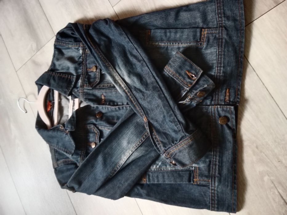 Kurtka dżinsowa.