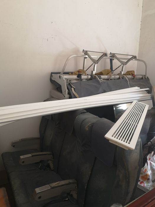 Vendo  2 conjuntos (3 lugares) de cadeiras de avião.