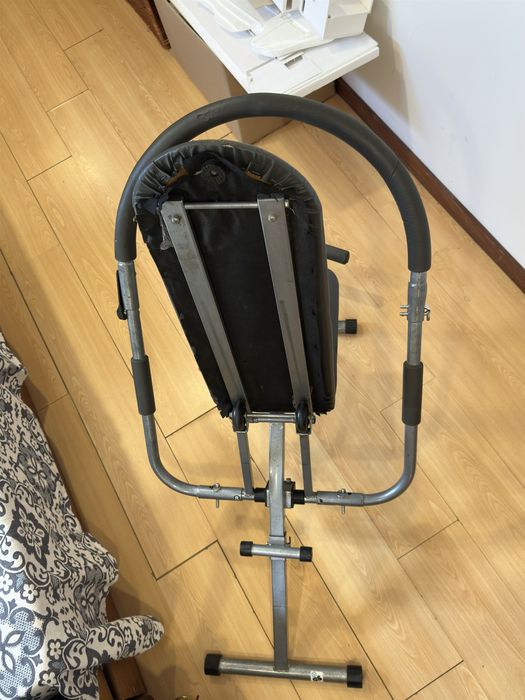 Aparelho de musculação (zona do abdominal)