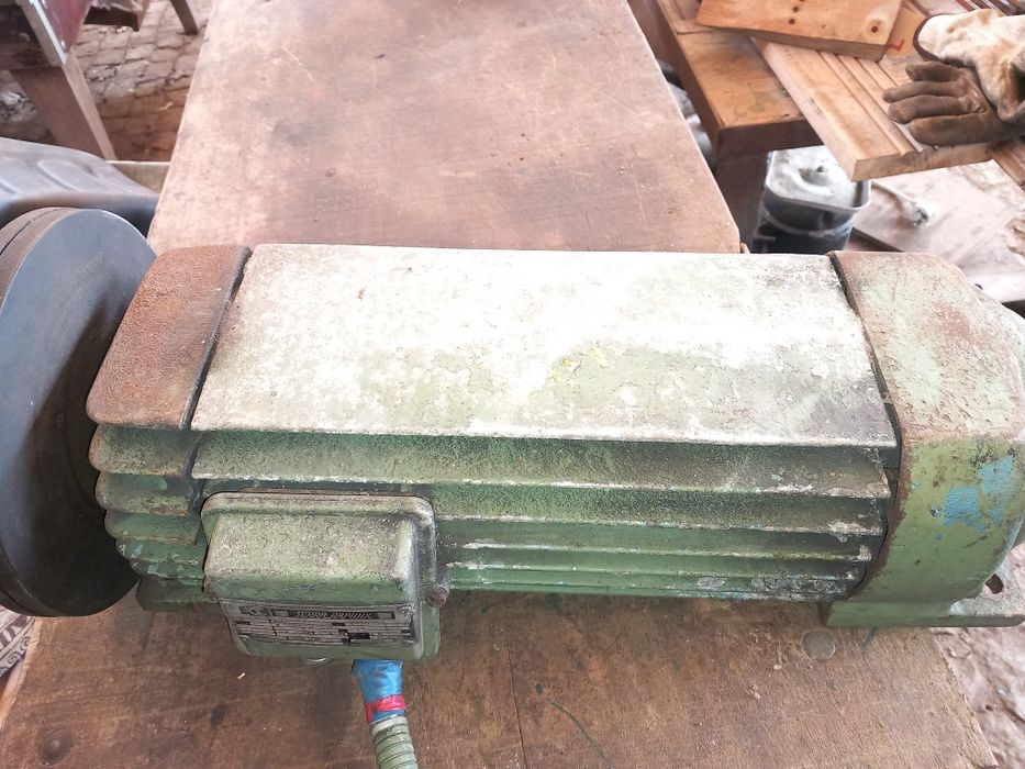 Vende se Motor trifásico