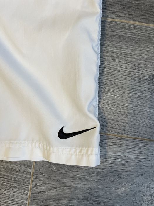 Шорти білі Nike.