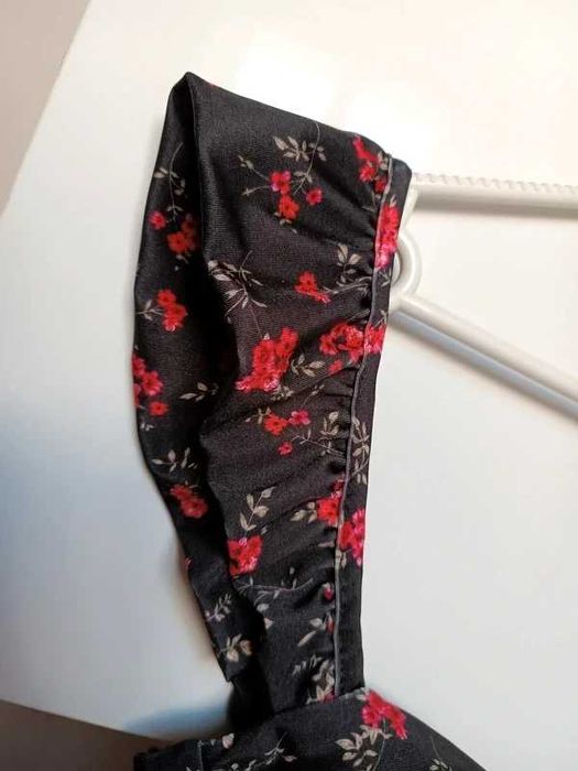 Nowe czarne body w czerwone kwiatki falbanka