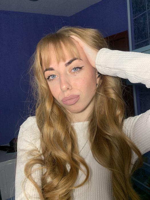 Пропоную послуги моделі для одягу або квітів або зняття контенту