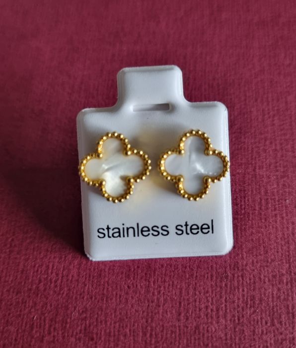 Brincos dourados, em aço, trevos brancos ou pretos. De pico.