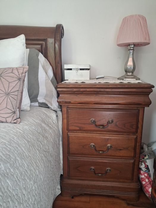 Cama + duas mesas de cabeceira+ cómoda com espelho