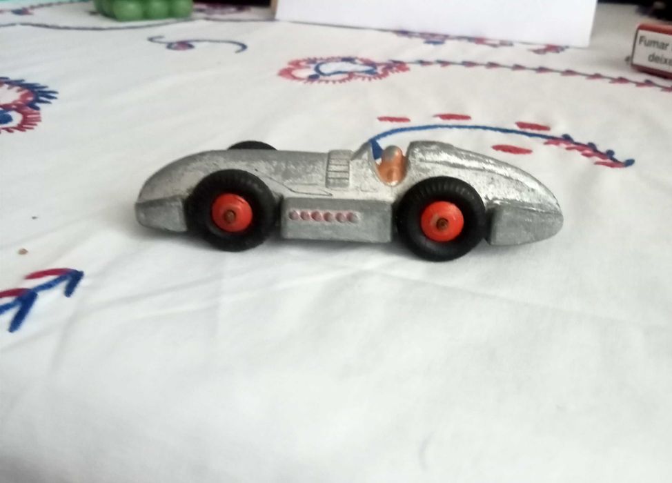 Carrinho de coleção antigo