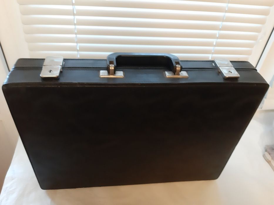 Дипломат - чемодан кожанный б/у производство УССР  1988год