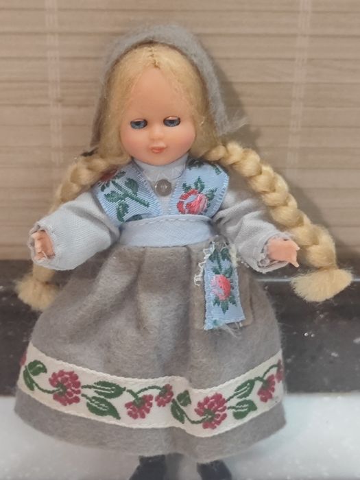 Целулоидная винтажная девочка в национальном платье