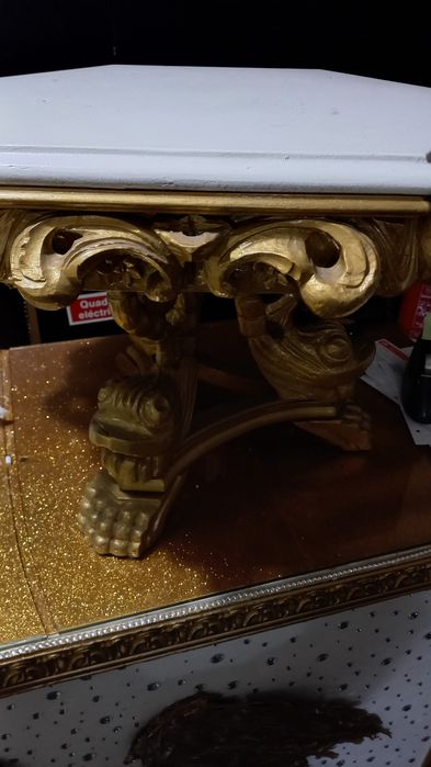 Mesa de apoio decorativa dourada