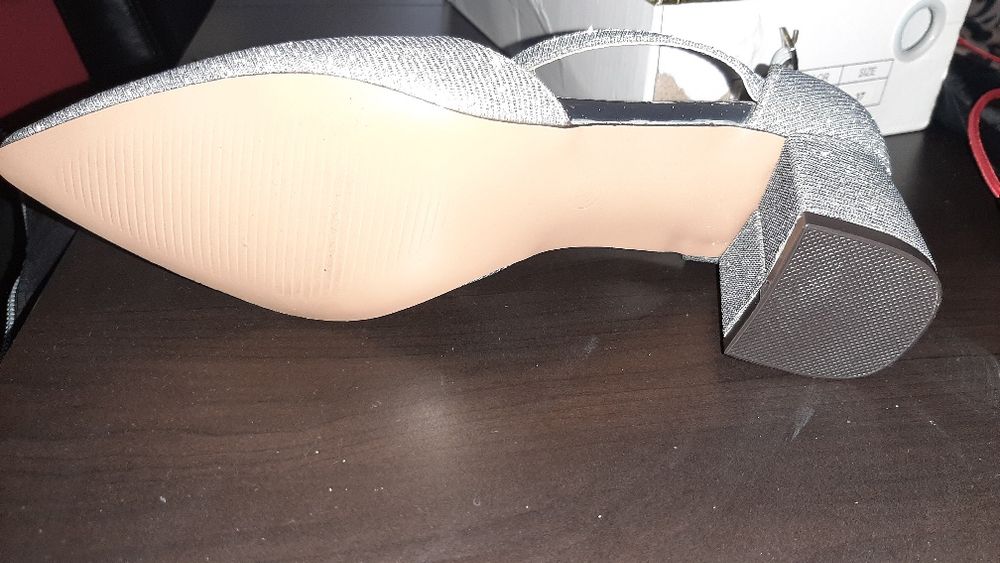 Sapatos novos brilhantes