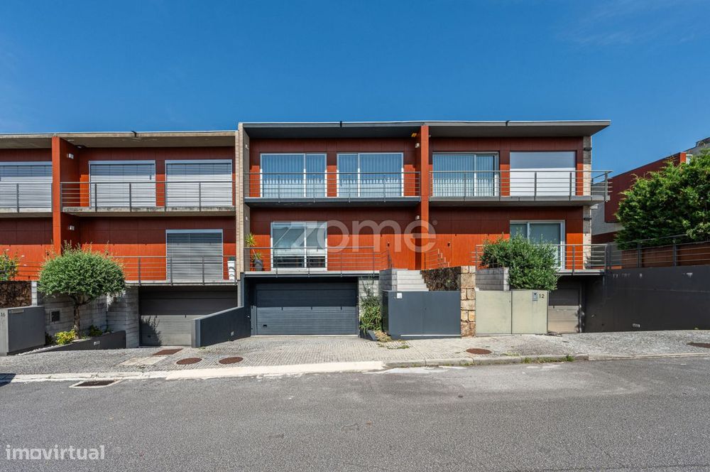 Moradia T4 | 345 m2 Área Bruta | Garagem | Logradouro | Fraião - Br...