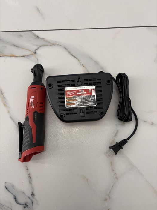 Grzechotka milwaukee m12 wraz z ładowarką
