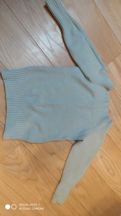 Sweterek niebieski opadające ramiona