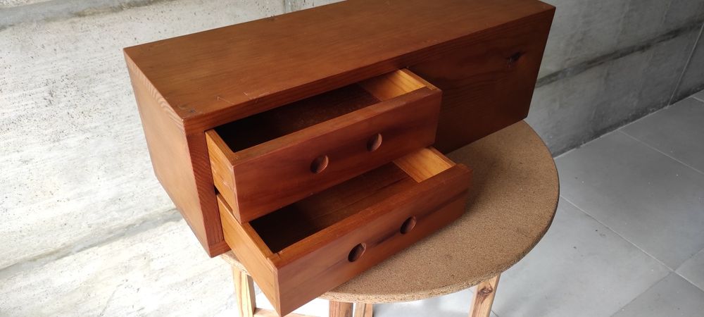 Armário de madeira maciça