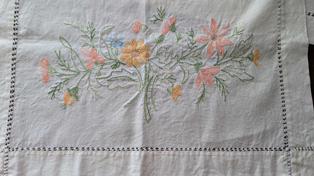 Centro de mesa em linho bordado 58cmX180cm