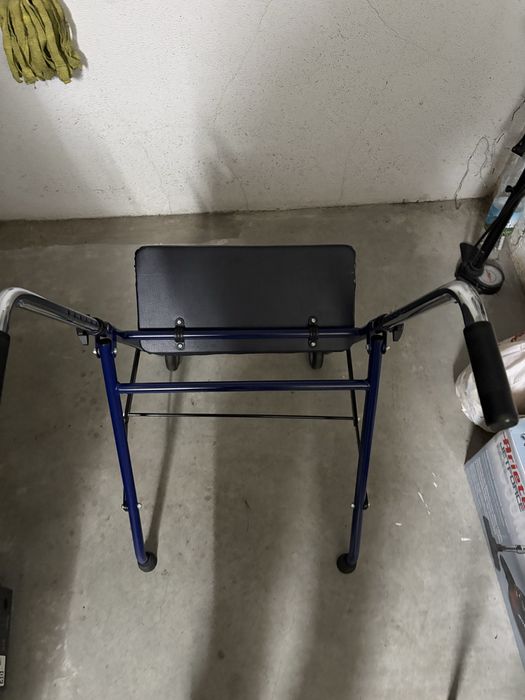 Andarilho de 2 rodas e com assento