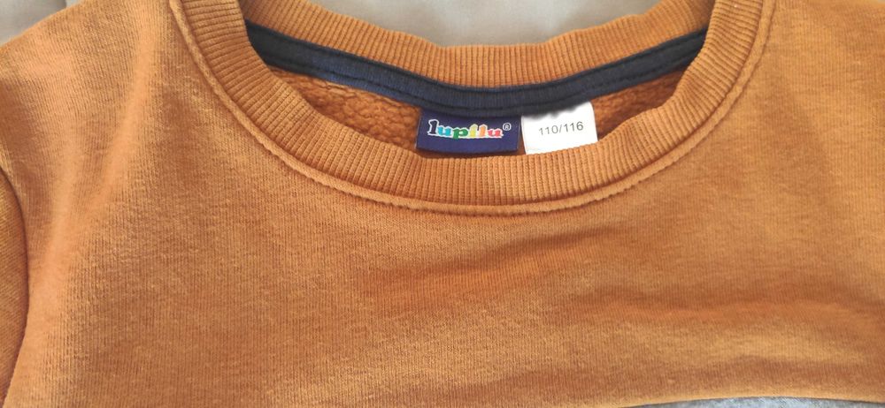 4 camisolas, 2 com capuz e 2 sem capuz