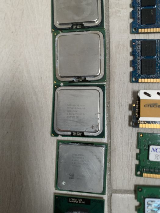 Компьютерні плати та другі комплектующі.