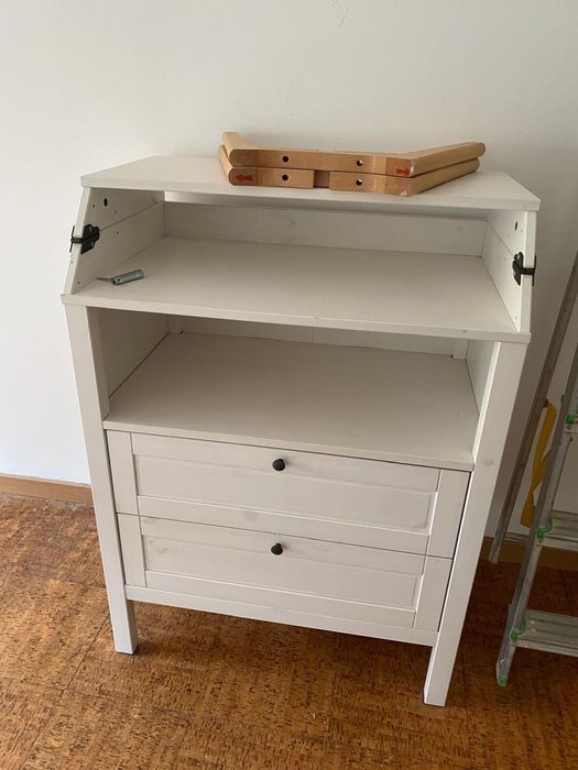 Armário branco em madeira