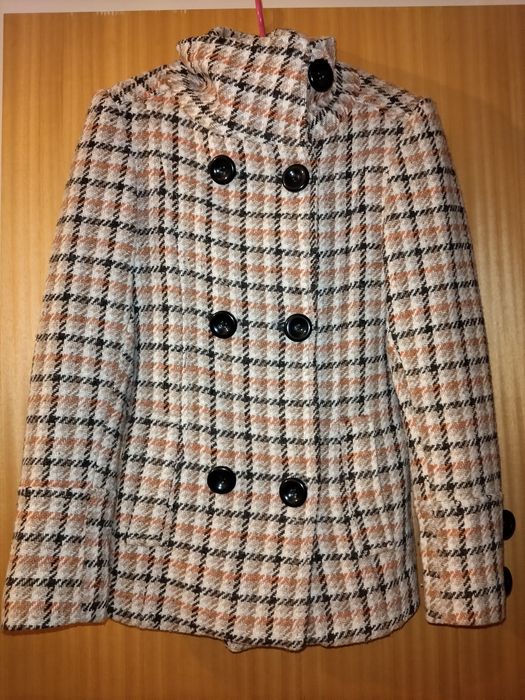 Casaco padrão xadrez castanho, laranja e bege.