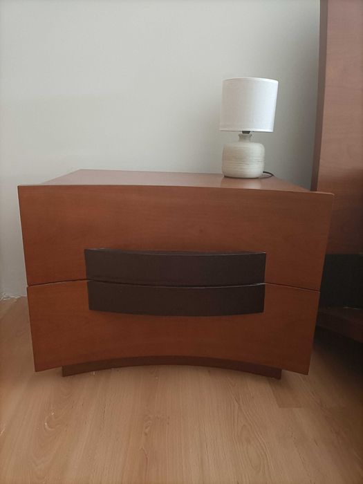 Quarto de casal (cama + mesas de cabeceira + comoda)